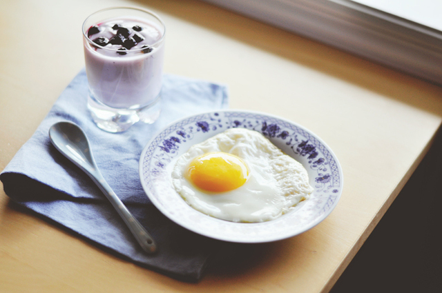 blåbärsyoghurt och stekt ägg.