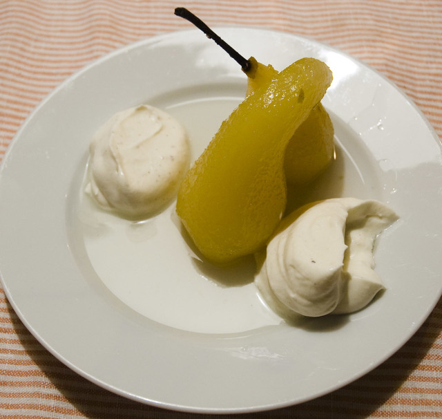 Ingefärspäron med tonka och yoghurtgrädde