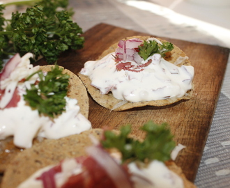 Getostgratinerat tunnbröd med rökt renköttsröra