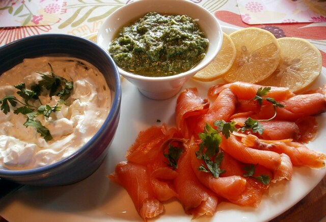 Rökt lax med ruccolapesto och äppeltzatziki