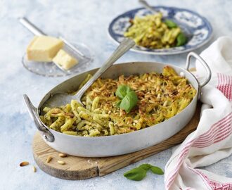 Vegetarisk pastagratäng med zucchini