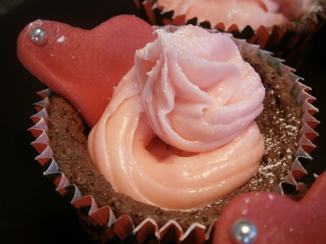 Chokladcupcakes med rosa frosting & marsipanhjärtan