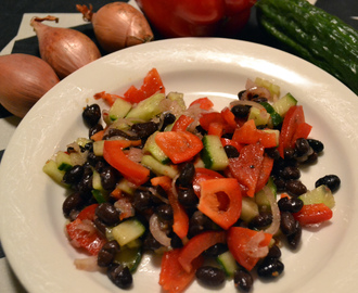 Sallad med svarta bönor, paprika & chiliflakes
