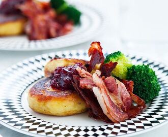 Potatisbullar med stekt bacon och broccoliblommor