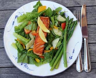 Stekt lax med kokt sparris och sallad