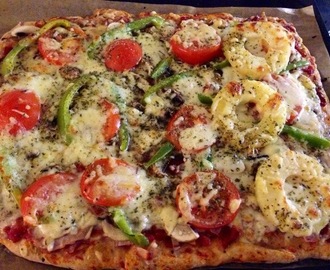 Pizza, tomatsås och enkel pizzasallad