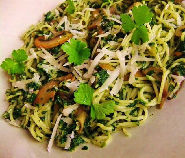 Grön pastaröra med champinjoner och gorgonzola
