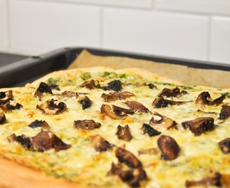 Vit pizza med spenat, svamp och vitlök