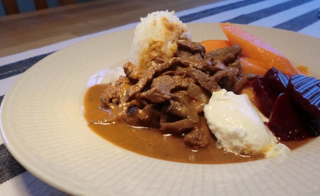 Lövbiff Stroganoff efter att jag räddat min gjutjärnsgryta