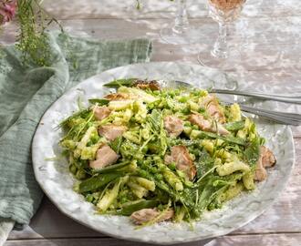 Pastasallad med ärtpesto och lax