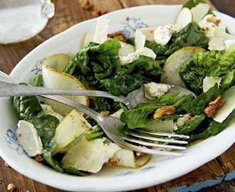 Päron- och spenatsallad med valnötter och citronricotta