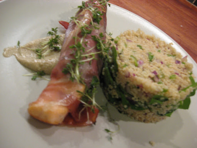 Lax rullad i parmaskinka och spenat med couscous och aubergine kräm.