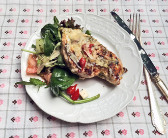 Pestomarinerad kycklingfilé med parmesan, fetaost och sweet chili drops