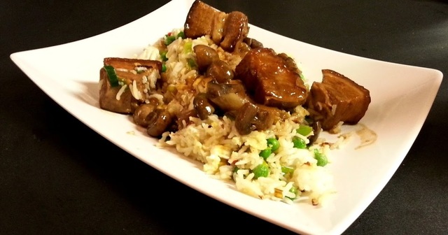 Asian Braised Pork Pot-Belly with Fried Rice and Chilli - Recept