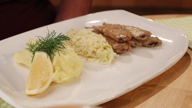 Smörstekt siklöja med syrlig äpple- och lökkompott