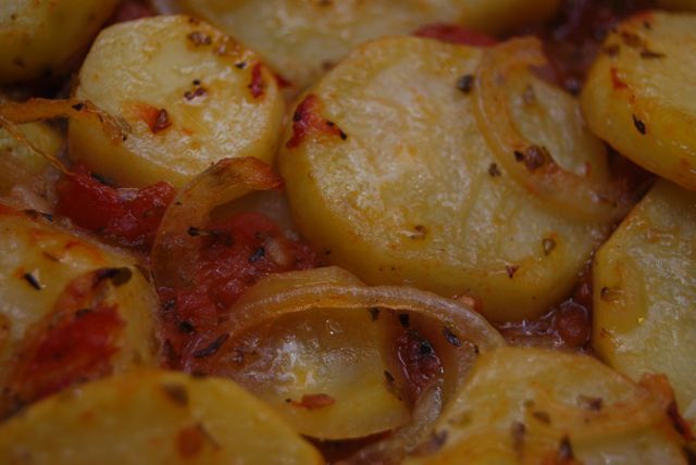 Potatis med oregano och tomater i ugn