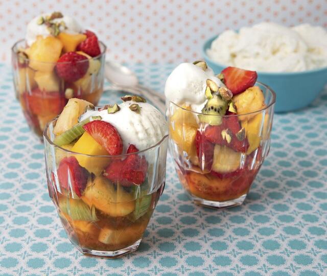 Festlig fruktsallad med glass