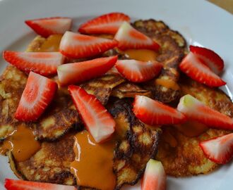 Bananpannkakor med färska jordgubbar och caramel syrup