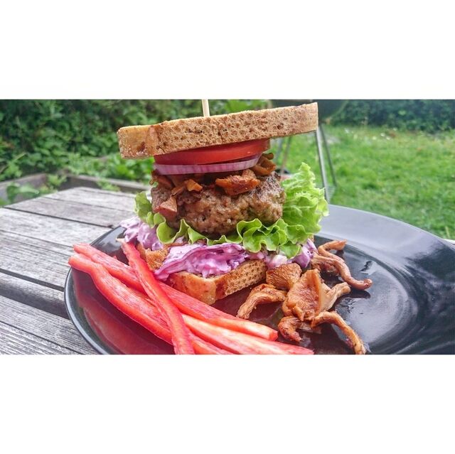 Grillade lammfärsburgare med vitlök och persilja, coleslaw på rödkål.