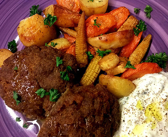 Köttfärsbiffar med tzatziki och rostade rotfrukter