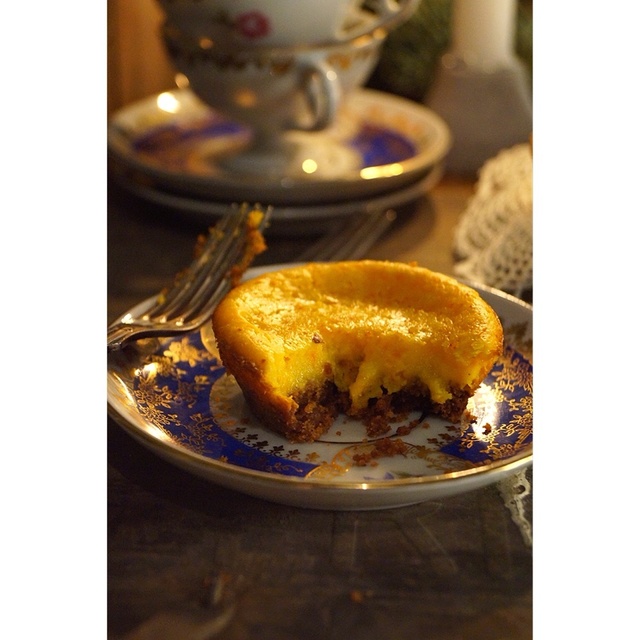 Cheesecake-muffins med saffran och pepparkaksbotten.