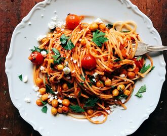 snabb tomatpasta med rostade kikärtor