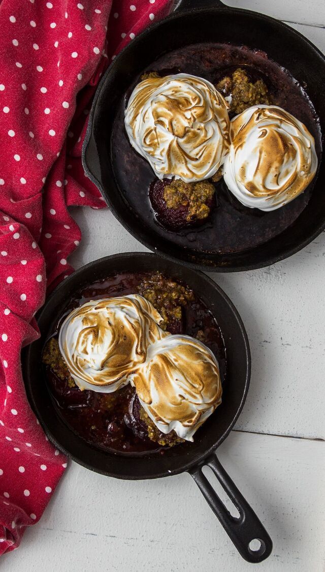 Baked alaska med glöggkokta plommon, pistage & hemmagjord kaffe- och karamellglass