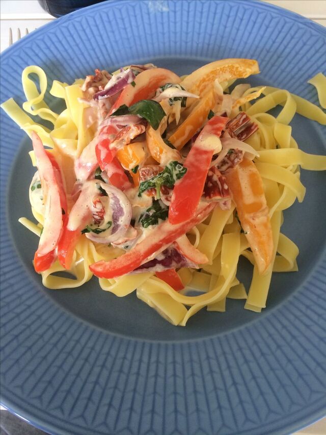 Gräddig pasta med grönsaker