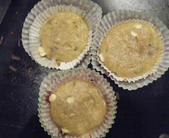 Muffins med banan, morot och vita chokladlinser