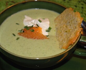 Kall avocadosoppa med creme fraiche, rom och västerbottensflarn