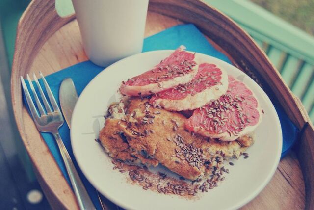 Bananpannkaka med linfrön och grapefrukt