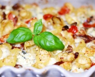 Pastagratäng med fläskfile, soltorkade tomater och ädelost.