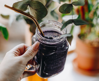 Blåbärssmoothie med spirulina, banan & dadlar