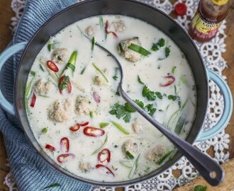 Soppa med fiskfrikadeller och limeblad