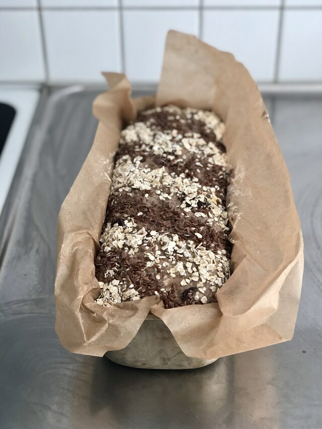 Nattjäst glutenfri fullkornslimpa med russin och solrosfrö