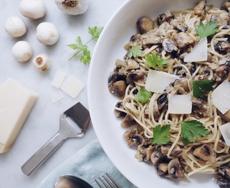 KRÄMIG PASTA MED VITLÖKSFRÄSTA CHAMPINJONER