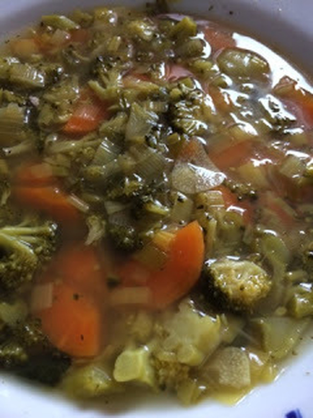 Soppa på broccoli, purjolök och morot
