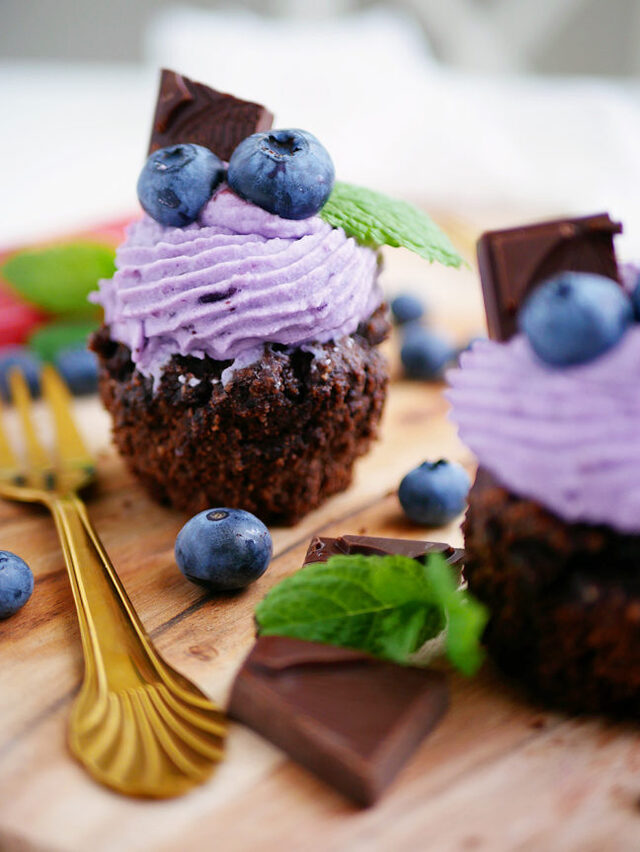 Nyttiga & veganska chokladcupcakes med blåbärsfrosting - My Kitchen Stories