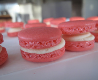 Julröda macarons med vit chokladcream