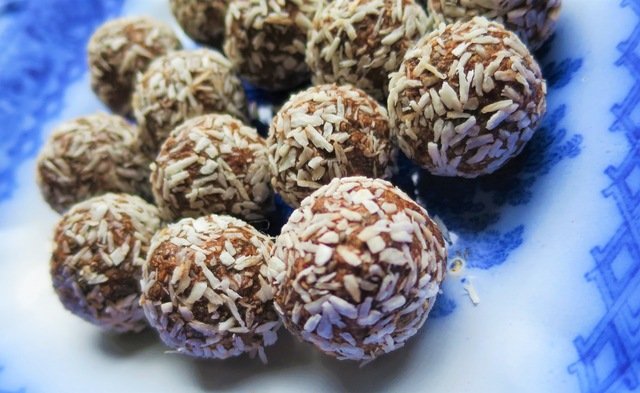 Kokosbollar med hasselnötssmör och chiafrö