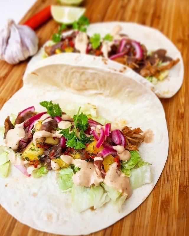 Daniel Jernkrook on Instagram: “Börjar bli lite less på den vanliga svennebanan tacosen. Ikväll serveras pulledpork med egen bbq-sauce, ananassalsa, chipotledressing och…”