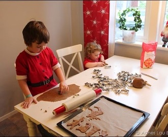 Pepparkaksbak med två små tomtar…