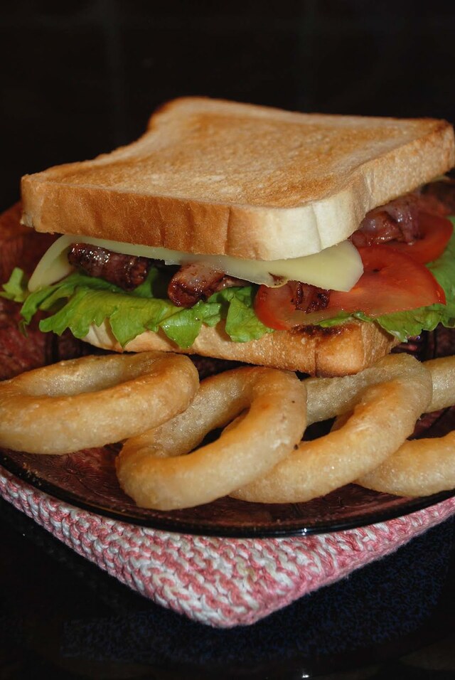 BLT-sandwich med lökringar