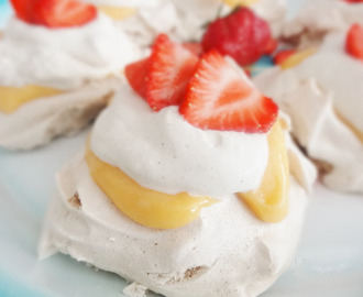 Pavlova med lemoncurd och vaniljgrädde