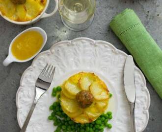 Laxpudding med brynt smör, laxtartar och gröna ärter