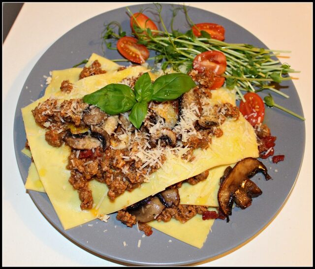 Öppen lasagne med köttfärssås, svamp och bacon