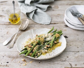 Grillade bönor med lökvinägrett och parmesan