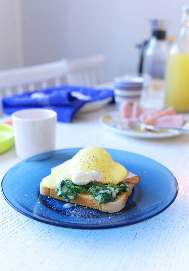 Ägg Benedict – pocherat ägg, skinka/lax, spenat och hollandaise på toast