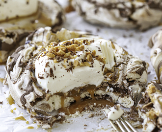 Chokladpavlova med kola och salta nötter