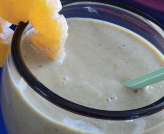 Fruktig energigivande smoothie med banan, mango, havtorn och citrus